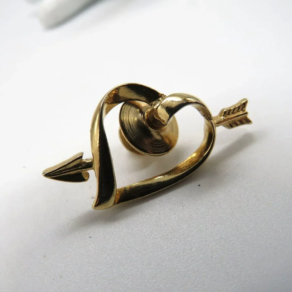 Vintage Avon Heart Arrow Lapel Pin Gold Tone‎ Lightweight Brooch Love